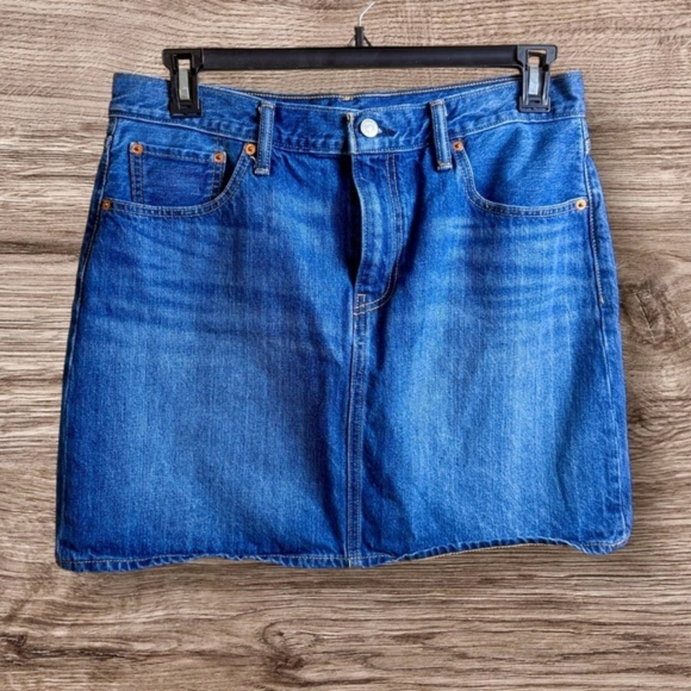 Levi’s denim mini skirt. Size 32. XL